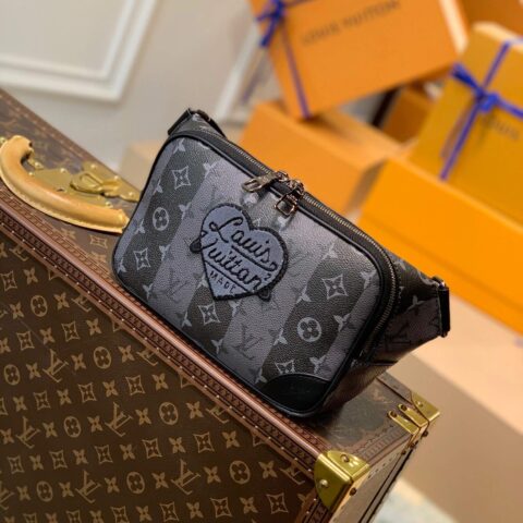 Louis Vuitton LV New Sling Bag 字样心形贴饰腰包 M59338