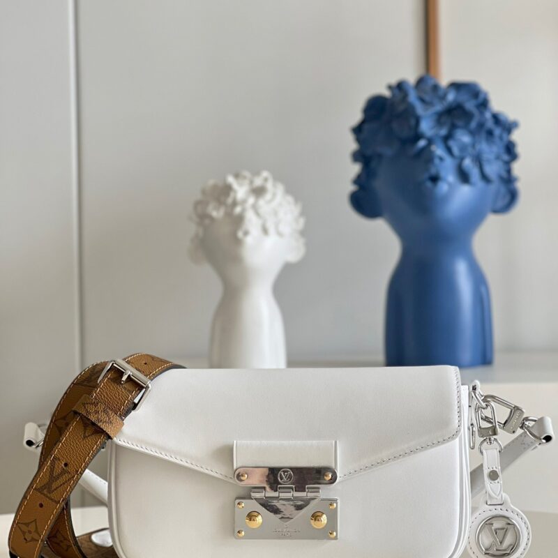 Louis Vuitton LV 2022春夏时装秀Swing锁扣手袋 M20395白色