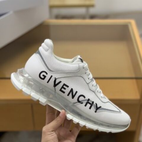 Givenchy纪梵希   采用镂空皮革材质4G LOGO刺绣男士低帮慢跑运动鞋