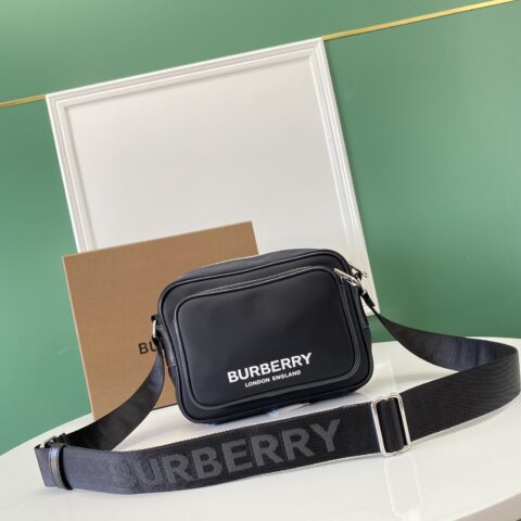 Burberry巴宝莉最新款品牌徽标印花斜背包