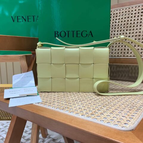 Bottega Veneta CASSETTE 23CM 编织皮革方盒斜挎包 578004香草冰激凌