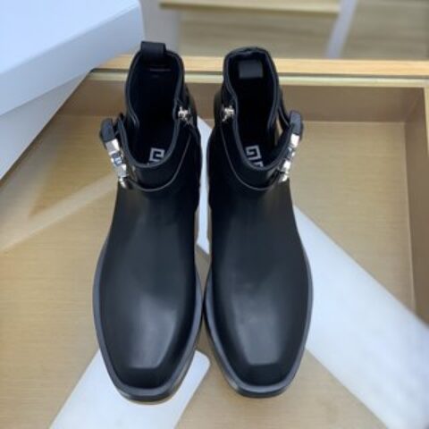 Givenchy 纪梵希  采用小牛皮制成黑色4G微标搭扣裸靴