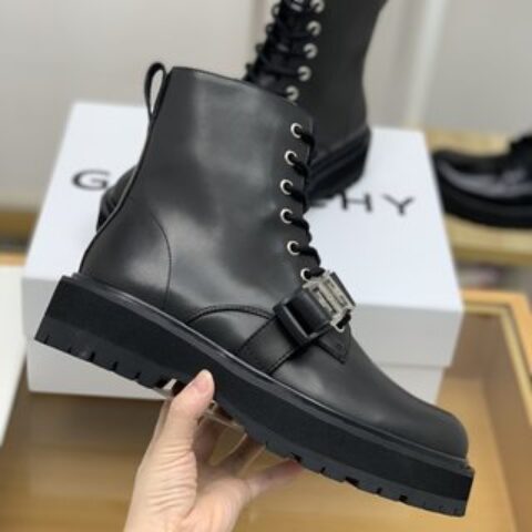 Givenchy 纪梵希   采用小牛皮制成男士新款裸靴