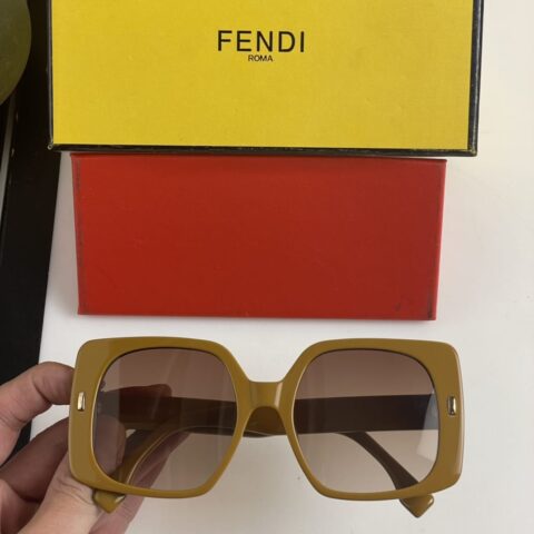 FENDI芬迪方框女士太阳眼镜