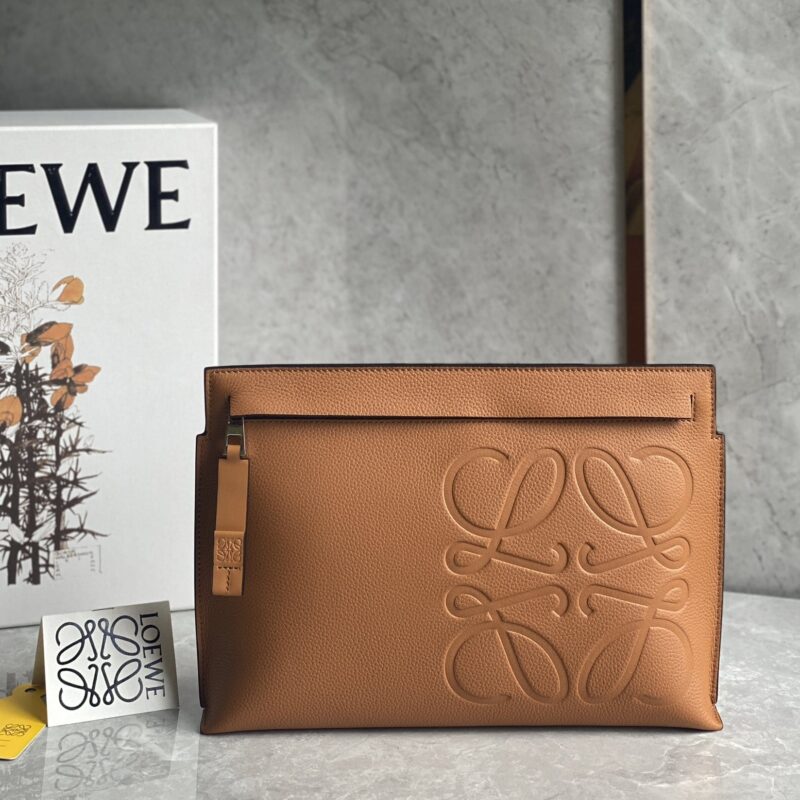 LOEWE罗意威 最新颗粒纹T pouch 系列手包 0219棕色
