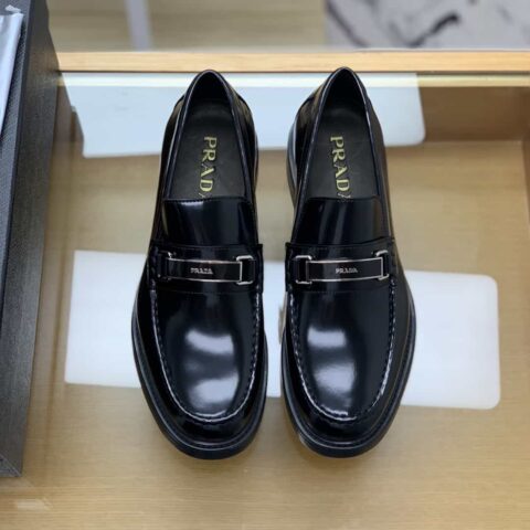 PRADA普拉达   采用黑色光滑牛皮革精心制作男士乐福鞋