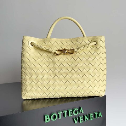 Bottega Veneta 本季推出的新款Andiamo编织手袋 中号 款号：743572