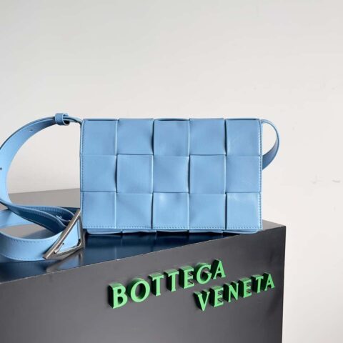 最高端：Bottega Veneta Cassette/枕头包型号：667298 飓风蓝