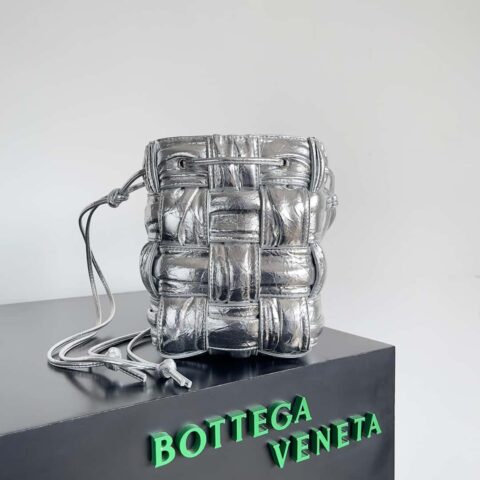BottegaVeneta葆蝶家Bv小水桶包褶皱牛皮编织水桶包 款号：717187 银色
