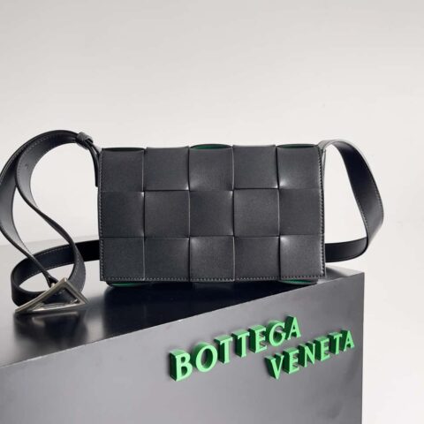Bottega Veneta CASSETTE 23CM BAG 型号；666870 黑色牛皮拼羊皮