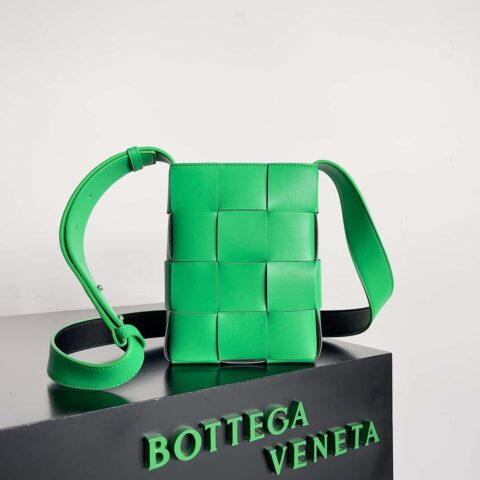 BV Bottega veneta 新款手机包编织竖版包形 款号：729298 鹦鹉绿