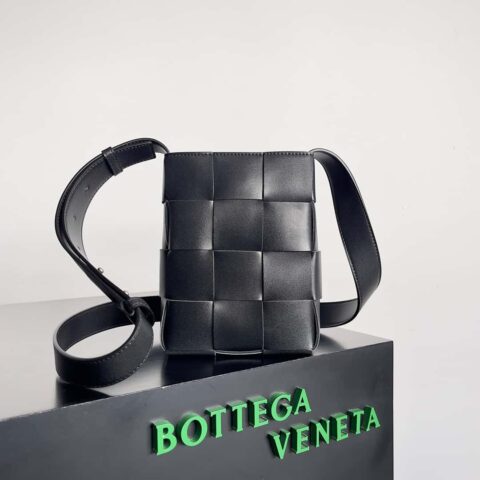 BV Bottega veneta 新款手机包编织竖版包形 款号：729298 黑色