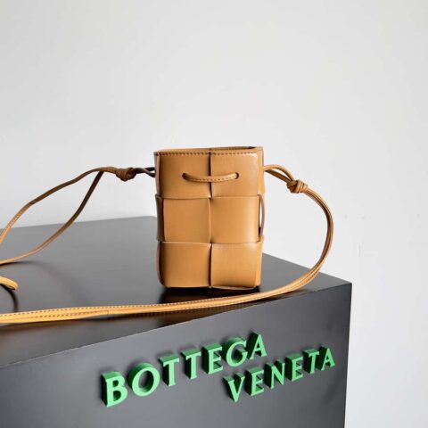 Bottega Veneta CASSETTE 14CM 编织水桶包 680217 浅棕色