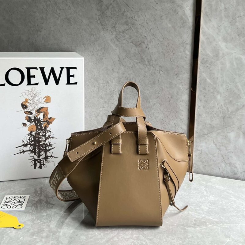 LOEWE 2023单色釉缎面系列Hammock bag吊床包 0682