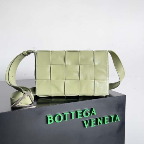 最高端：Bottega Veneta Cassette/枕头包型号：667298