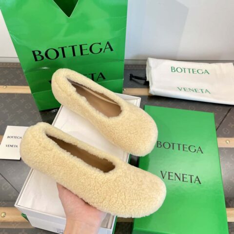 Bottega Veneta 𝟐𝟎𝟐𝟑羊毛平底芭蕾舞鞋
