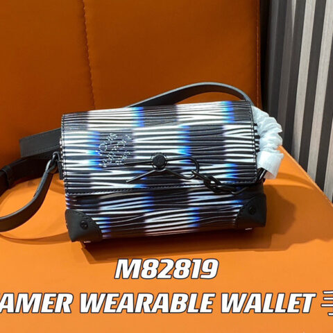 【原单精品】M82819黑夜棋盘格子 男包全皮水波纹邮差包系列 STEAMER WEARABLE WALLET 手袋