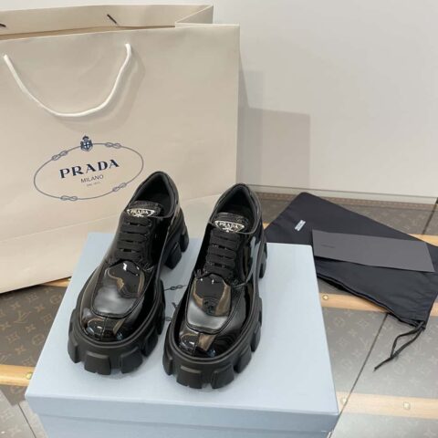 PRADA普拉达 𝟐𝟎𝟐𝟑三角标绑带锯齿轮 厚底松糕鞋