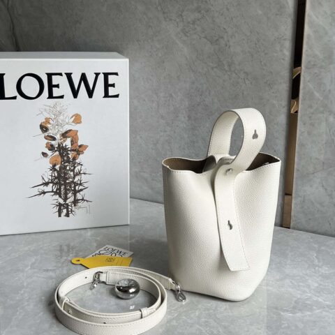 LOEWE 最新𝑷𝒆𝒃𝒃𝒍𝒆水桶包 0705荔枝纹白色