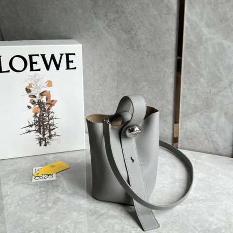 LOEWE 最新𝑷𝒆𝒃𝒃𝒍𝒆水桶包 0705荔枝纹珍珠灰